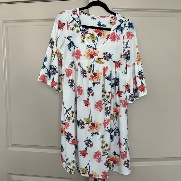 Super pretty and light summer dress! Size Small. Shop Stevie Co. Bell sleeves - Picture 1 of 5